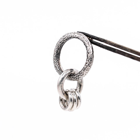 Boucle d'oreille Puzzle (orpheline) - Atelier Armoure, bijoux uniques faits à la main à Lille.