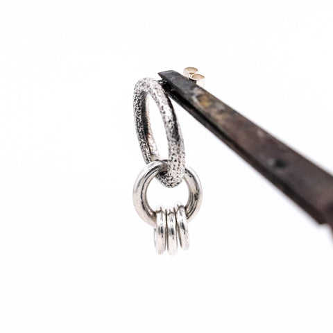 Boucle d'oreille Puzzle (orpheline) - Atelier Armoure, bijoux uniques faits à la main à Lille.