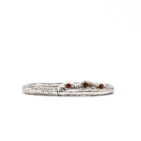 Double bague unique aux grenats - Atelier Armoure, Modern Relics