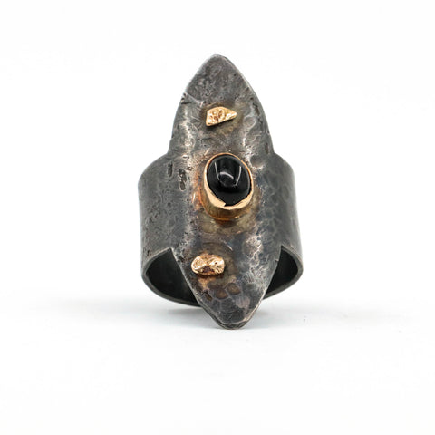 Bague Targe onyx et pépites d'or 18k - Atelier Armoure, Modern Relics