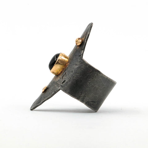 Bague Targe onyx et pépites d'or 18k - Atelier Armoure, Modern Relics