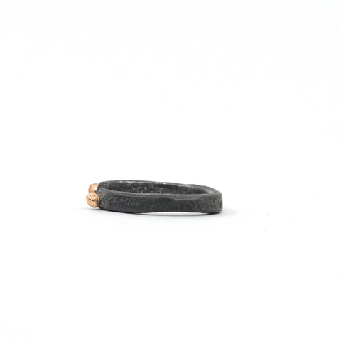 Stacker unique ouvert en argent satiné et patiné aux petites pépites d'or 18k - Atelier Armoure, Modern Relics