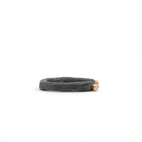 Stacker unique ouvert en argent satiné et patiné aux petites pépites d'or 18k - Atelier Armoure, Modern Relics