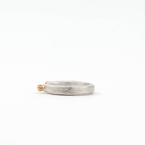 Stacker unique ouvert en argent satiné et billes d'or 18k - Atelier Armoure, Modern Relics