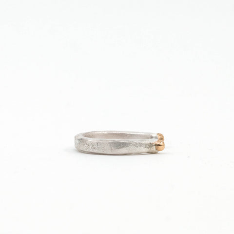 Stacker unique ouvert en argent satiné et billes d'or 18k - Atelier Armoure, Modern Relics