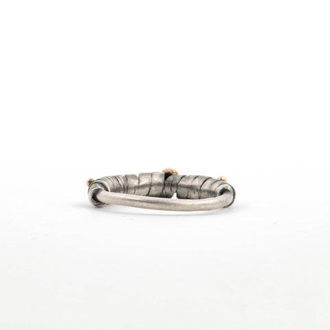 Maxi stacker Reliquae orné de pépites d'or 18k - Atelier Armoure, Modern Relics
