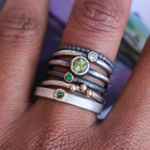 Mini solitaire vert émeraude - Atelier Armoure, bijoux uniques faits à la main à Lille.